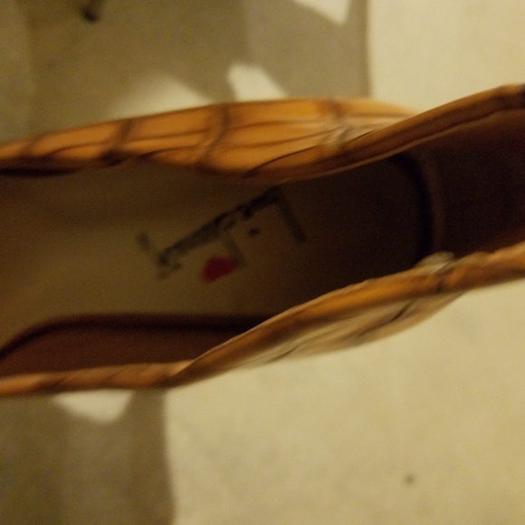 SHOE - Picture 3 of 3